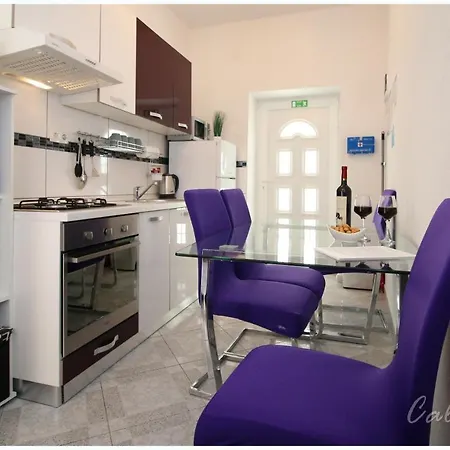 Calista Apartment