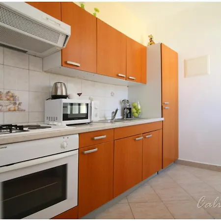 Calista Apartment *